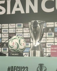 kaiyun-决赛氛围浓厚！U23国足发布会前，冠军奖杯已被摆在发布厅